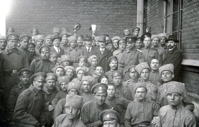 Soldaten van de Volinsky-eenheid met onderofficier T. L. Kirpichnikov en vertegenwoordigers van arbeidersverenigingen van Engeland, St. Petersburg, februari 1917 door Russian Photographer